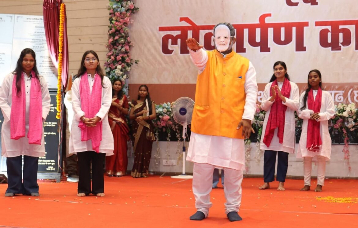 नमो सेवा-अनकही कहानियां : छात्रों ने प्रधानमंत्री  नरेन्द्र मोदी के 25 वर्षों की सेवा यात्रा का किया मंचन