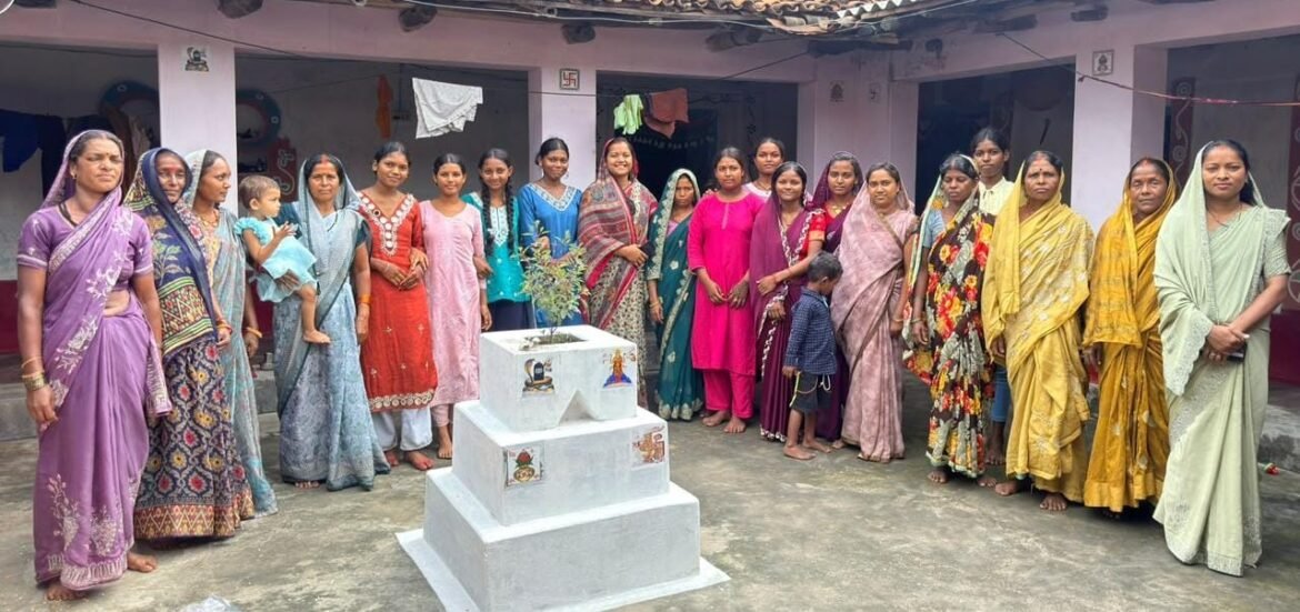 मंत्री श्रीमती लक्ष्मी राजवाड़े पहुंचीं ग्राम कुंजनगर, महिलाओं से किया आत्मीय संवाद