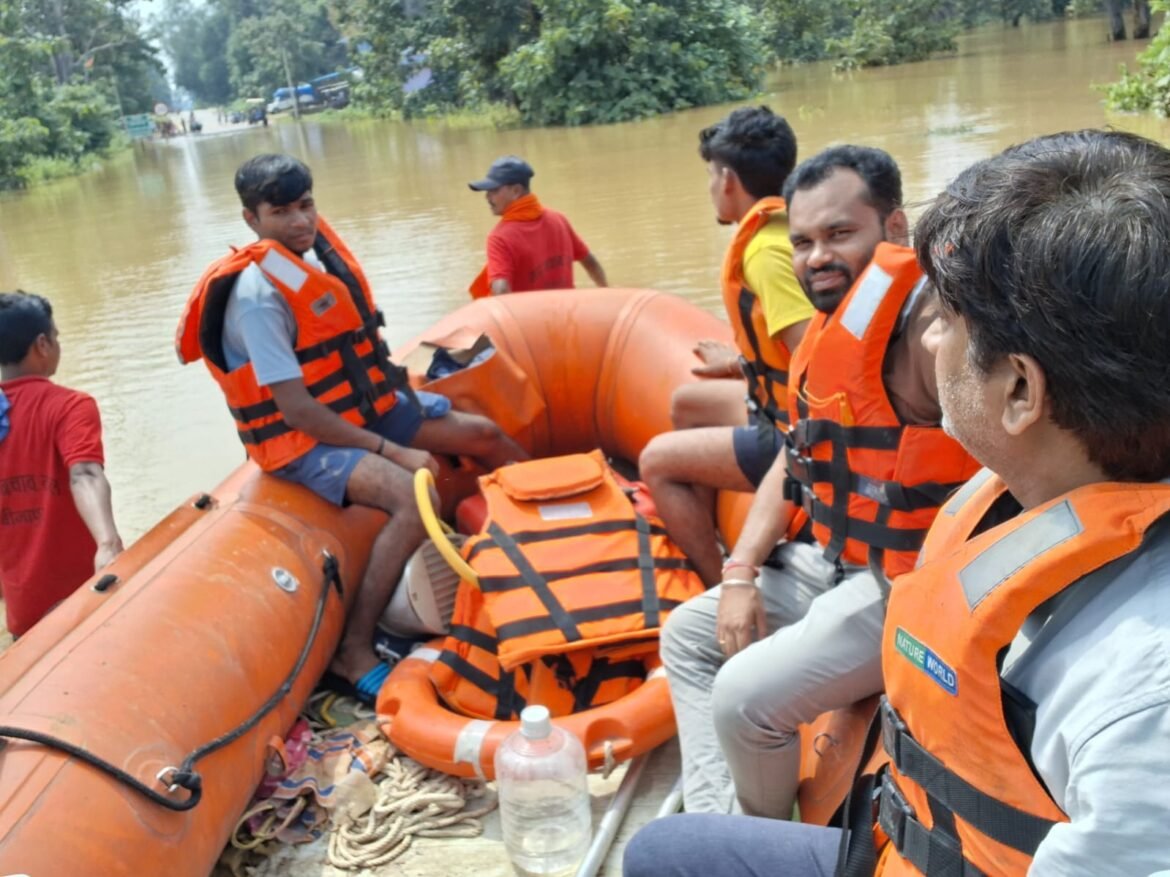 नेलसनार में बाढ़ के बीच जिला प्रशासन की मानवीय पहल, बाढ़ में फंसे यात्रियों को कराया भोजन