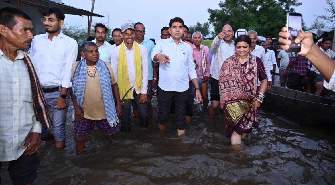 बाढ़ पीड़ितों के बीच पहुंचे राजस्व मंत्री टंक राम वर्मा