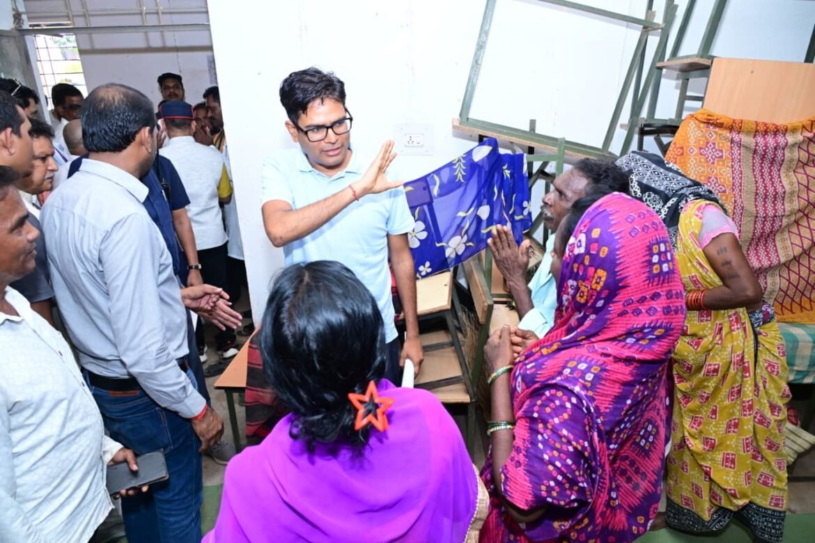 बाढ़ की मुश्किल घड़ी में अपनों के बीच पहुंचे वित्त मंत्री  ओ.पी. चौधरी