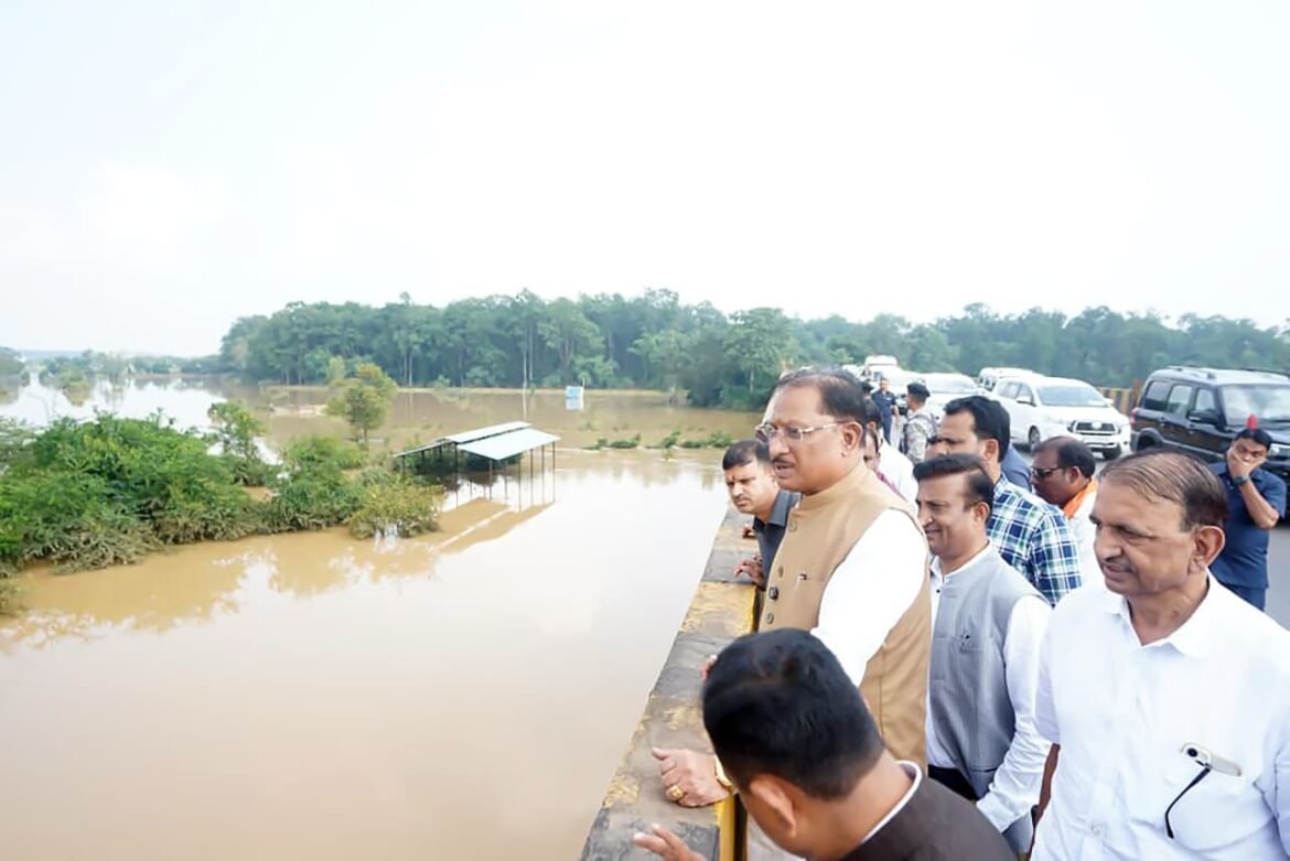 बस्तर के बाढ़ प्रभावित क्षेत्रों में पहुंचे मुख्यमंत्री  विष्णु देव साय, प्रभावित परिवारों से मिलकर जाना हाल