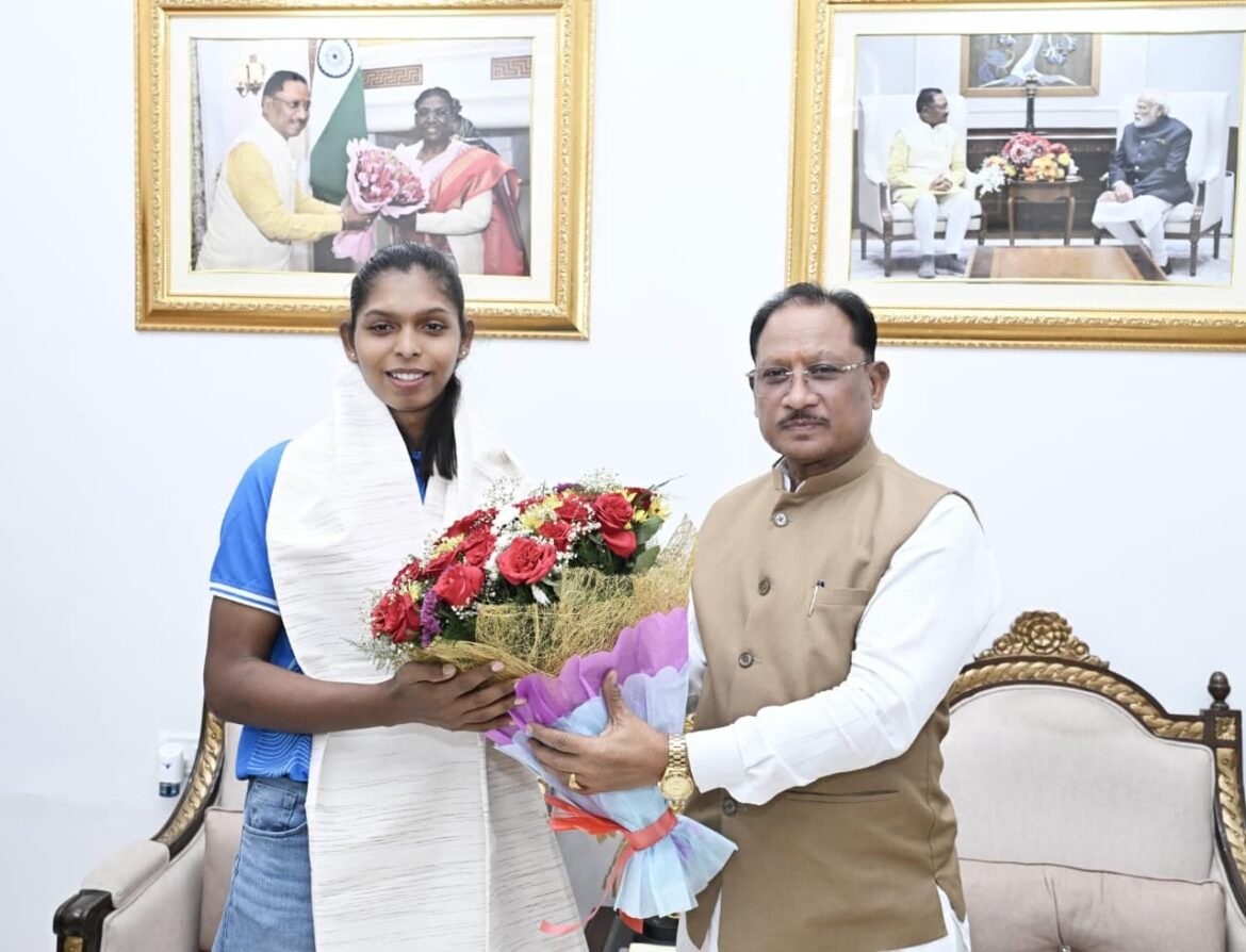 एशियन गेम्स की स्वर्ण पदक विजेता टीम की संजू देवी को मुख्यमंत्री  विष्णु देव साय ने 51 लाख रुपए की प्रोत्साहन राशि देने की घोषणा की