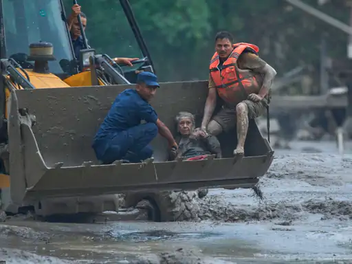 नेपाल में  आई भीषण फ्लैश फ्लड में 97 साल की गुना माया बोहरा करीब 4 घंटे तक मलबे में दबी रहीं