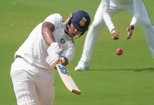 दलीप ट्रॉफी फाइनल के पहले दिन ईस्ट जोन के उपकप्तान वैभव सूर्यवंशी और साउथ जोन के कप्तान तिलक वर्मा के बीच बातचीत का एक वीडियो वायरल हो रहा