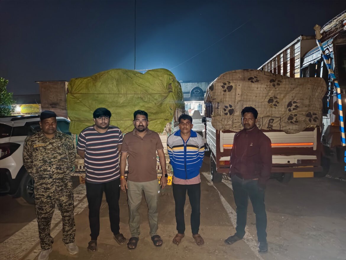 झारखंड से अवैध धान परिवहन करते दो पिकअप जब्त