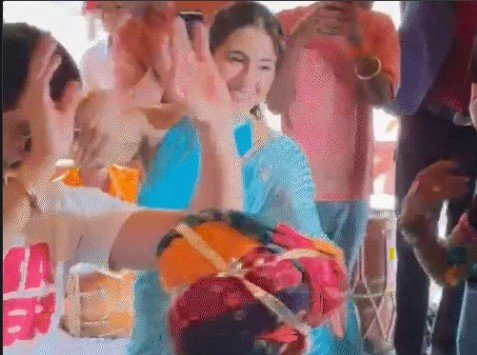 जयपुर में बॉलीवुड अभिनेता आयुष्मान खुराना और अभिनेत्री सारा अली खान मंगलवार को चोखी ढाणी पहुंचे