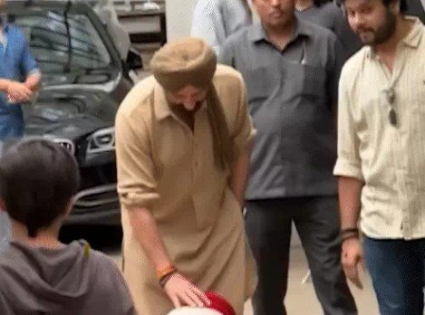 बॉलीवुड एक्ट्रेस कृति सेनन का एक वीडियो सोशल मीडिया पर चर्चा में