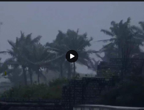 चक्रवाती तूफान ‘अर्नब’ मंगलवार देर रात साढ़े तीन बजे आंध्र प्रदेश के तट से टकराया