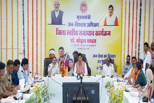 मुख्यमंत्री डॉ. यादव ने समाधान ऑनलाइन में समस्याएं सुनकर किया निराकरण