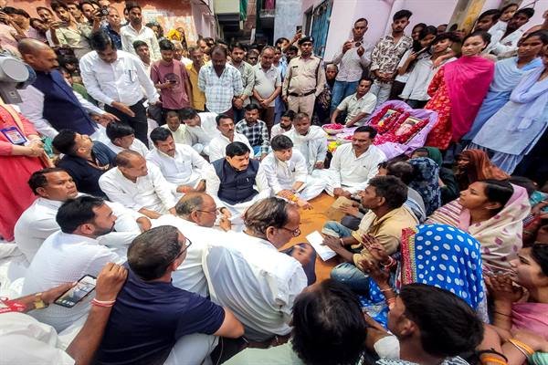 मुख्यमंत्री डॉ. यादव ने दुर्घटना में अपने परिजनों को खोने वाले परिवारों को बंधाया ढांढस