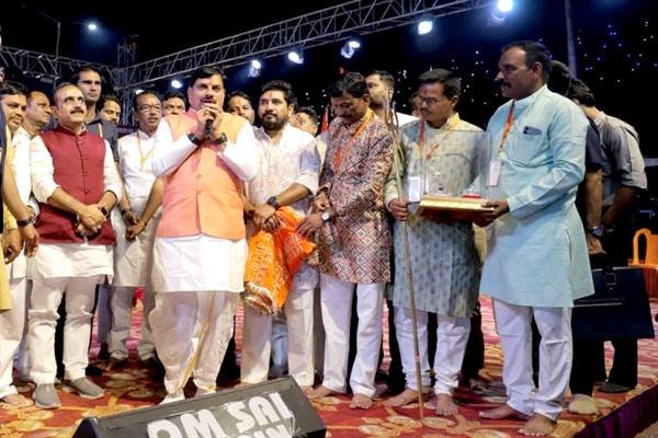 मुख्यमंत्री डॉ. यादव ने उज्जैन के विभिन्न गरबा आयोजनों में सहभागिता की