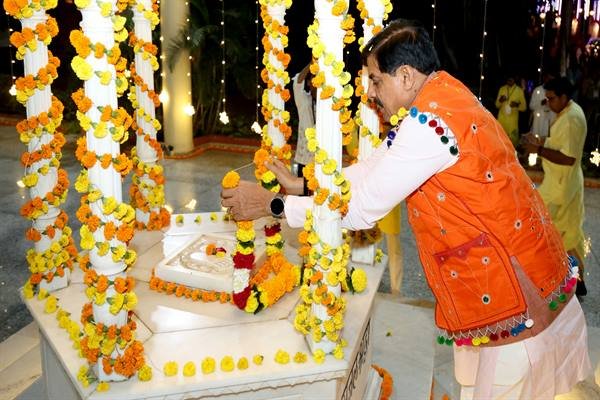 मुख्यमंत्री डॉ. यादव ने आचार्य श्रीराम शर्मा और माता भगवती देवी की चरण पादुका स्थली पर की पूजा-अर्चना