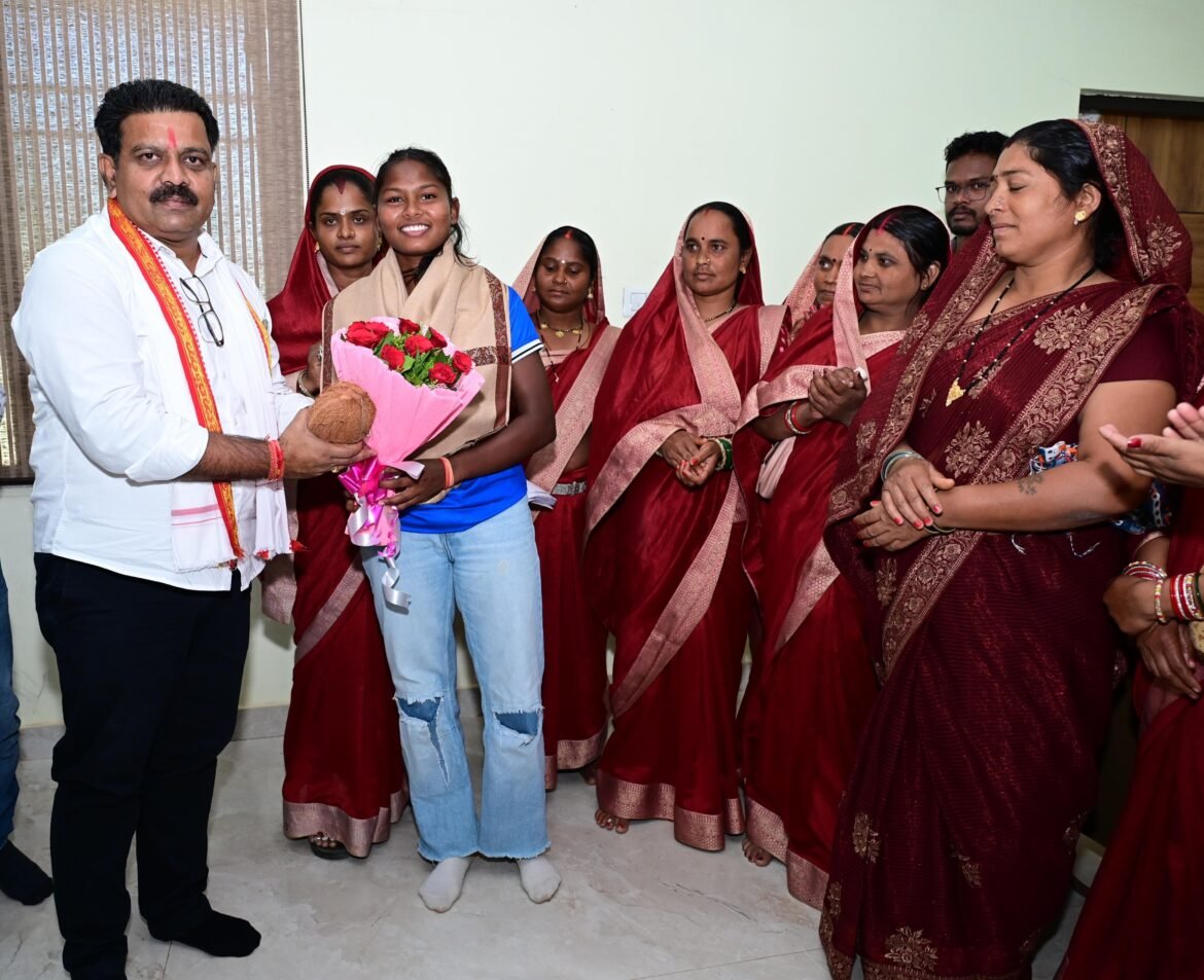 एशिया कप विजेता गीता यादव से मिले उप मुख्यमंत्री एवं कवर्धा विधायक  विजय शर्मा