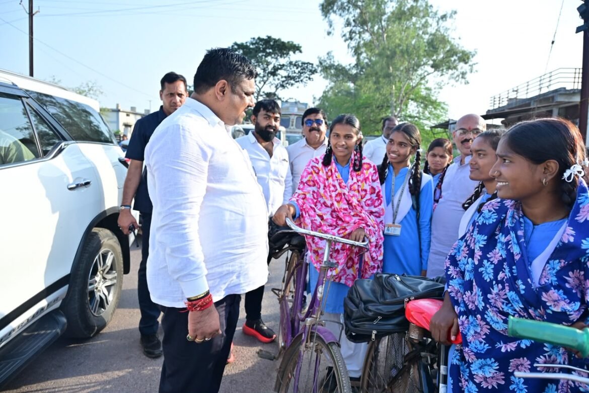 शिक्षा मंत्री  गजेन्द्र यादव स्कूल से घर लौट रहे स्कूली बच्चों के बीच पहुंचकर सहज संवाद में जानी पढ़ाई और स्कूल की जरूरतें