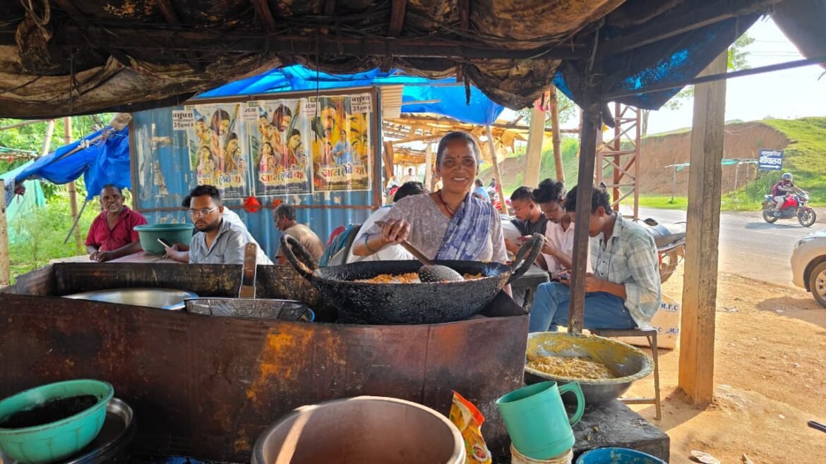 सेवा की कहानी: समूह से मिला एक लाख रुपये का सहारा, दुकान और ठेले से आत्मनिर्भर बनीं लाजो