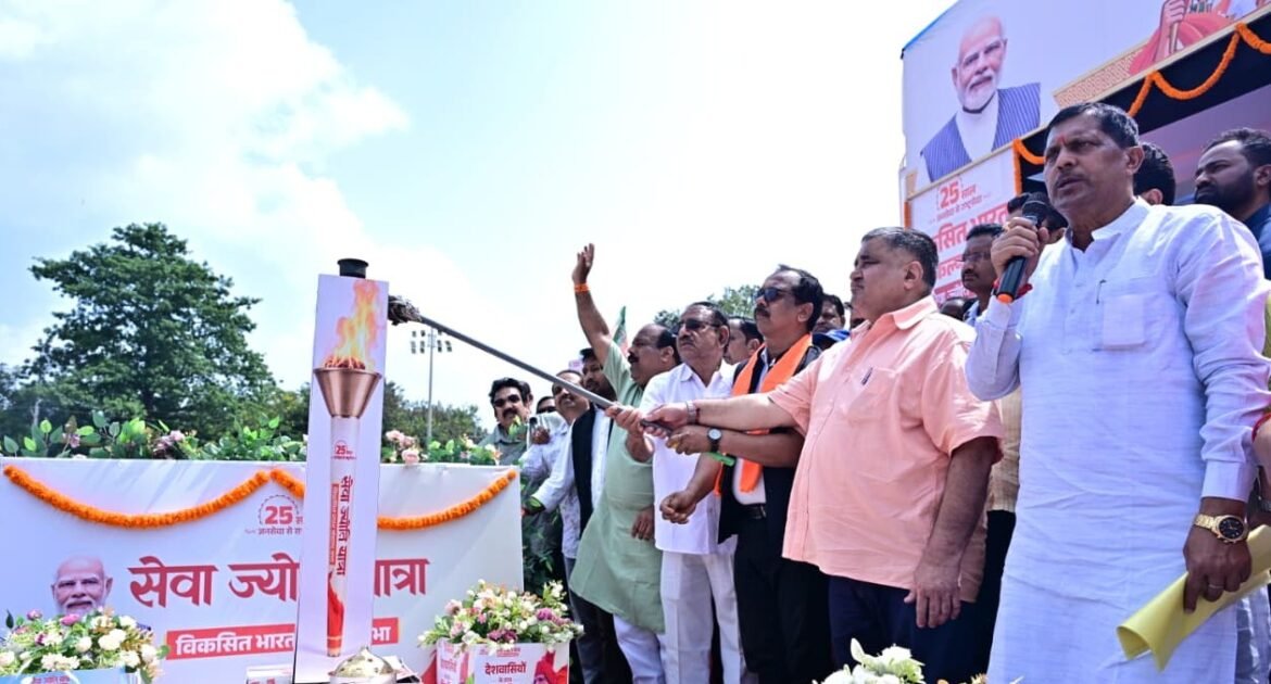 विकसित भारत के संकल्प से जगमगाया जशपुर, पर्यटन मंत्री  राजेश अग्रवाल के नेतृत्व में निकली ‘सेवा ज्योति यात्रा’