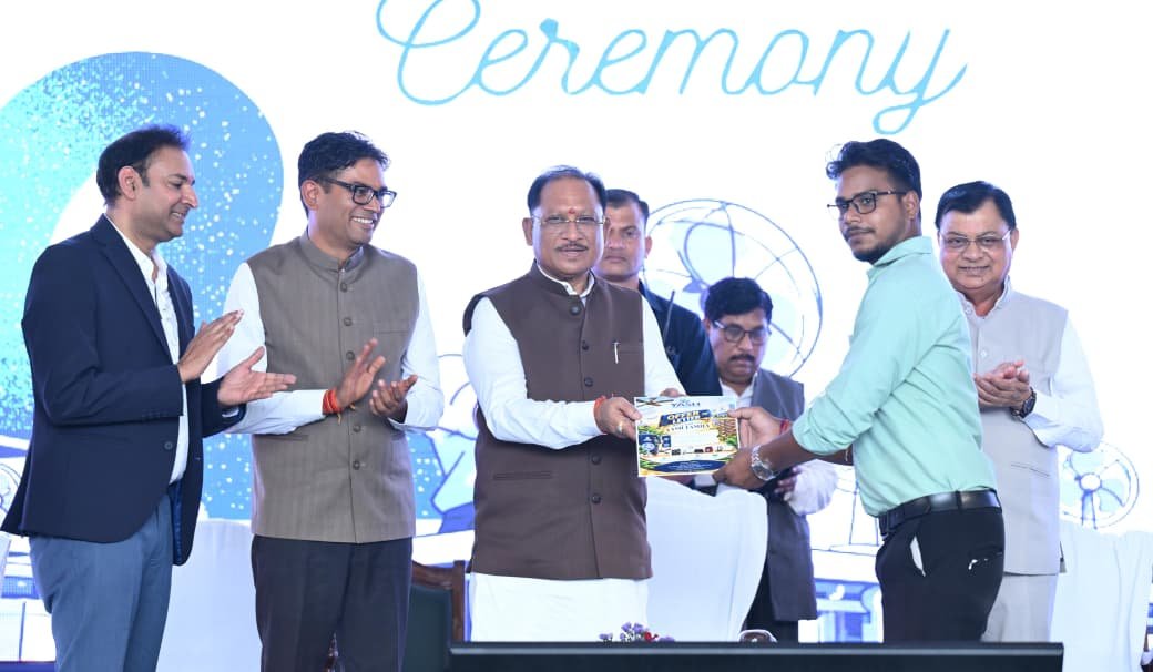 मुख्यमंत्री  विष्णुदेव साय सीएम हेल्पलाइन 1076 की कर रहे हैं राज्य स्तरीय समीक्षा