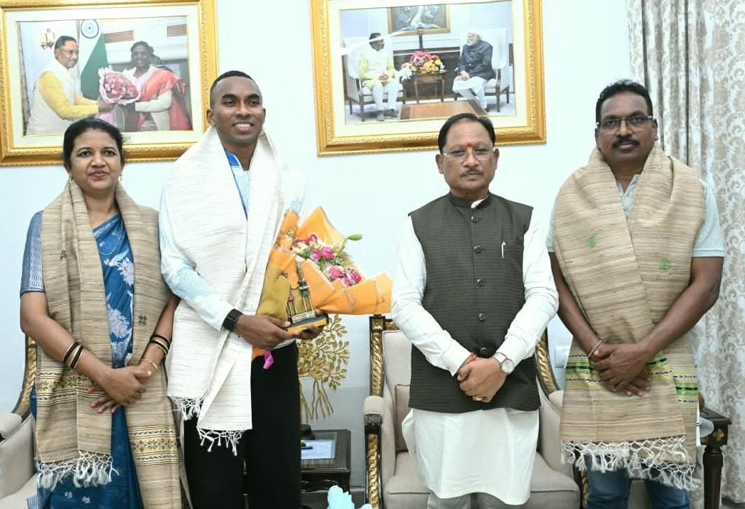मुख्यमंत्री  विष्णु देव साय से एशियन गेम्स के कांस्य पदक विजेता एथलीट अनिमेष कुजूर ने की सौजन्य मुलाकात