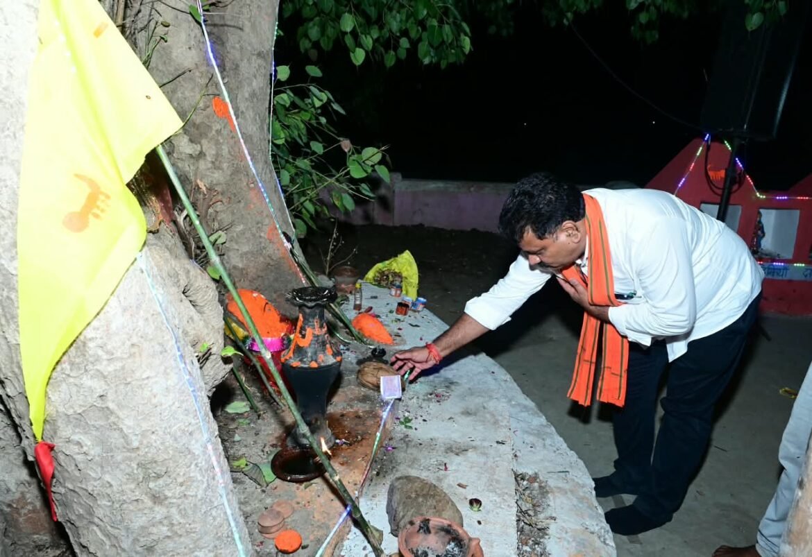 माता की भक्ति में रमे उप मुख्यमंत्री श्री विजय शर्मा, हाथों में मंजीरा लेकर ग्रामीणों के साथ गाए जसगीत
