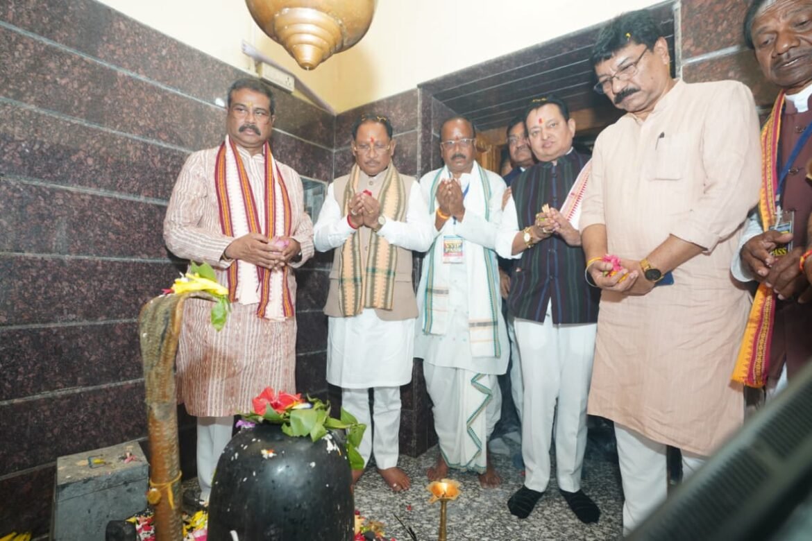 मुख्यमंत्री  विष्णु देव साय से सांसद  धर्मेंद्र प्रधान ने की शिष्टाचार भेंट