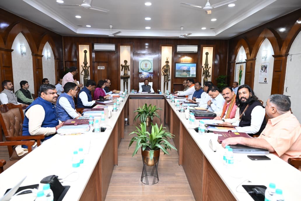 मुख्यमंत्री  विष्णु देव साय की अध्यक्षता में आज  सिविल लाइन स्थित मुख्यमंत्री निवास में मंत्री परिषद की बैठक प्रारम्भ