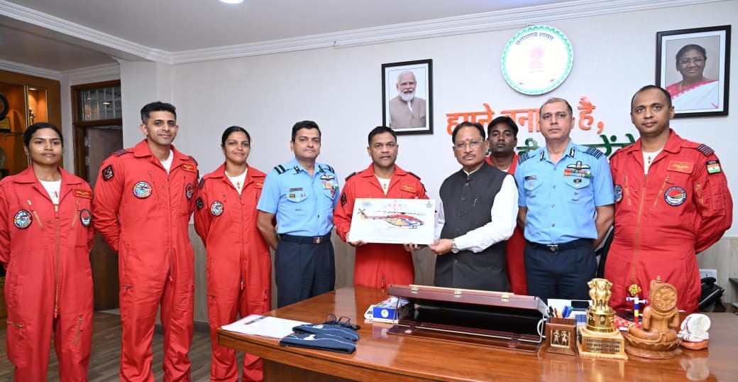 मुख्यमंत्री  विष्णु देव साय से भारतीय वायु सेना की सारंग हेलीकॉप्टर डिस्प्ले टीम ने की सौजन्य मुलाकात