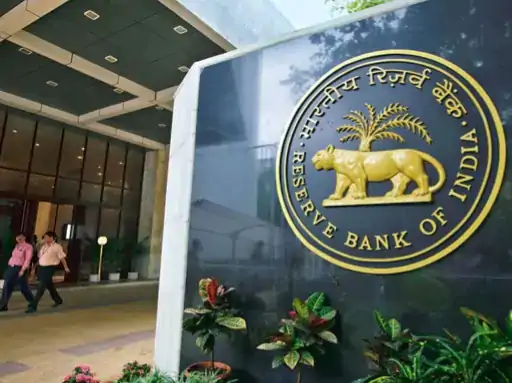 डॉलर के मुकाबले लगातार कमजोर होते भारतीय रुपए को संभालने और मनी मार्केट में उतार-चढ़ाव पर लगाम लगाने के लिए RBI ने दो फैसले किए