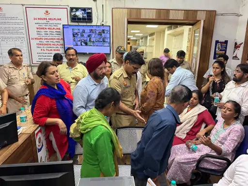अंकिता भंडारी हत्याकांड में न्याय की मांग को लेकर प्रदर्शन कर रहे उनके माता-पिता को पुलिस ने गुरुवार सुबह इंडिया गेट से करीब 3:45 बजे हिरासत में ले लिया