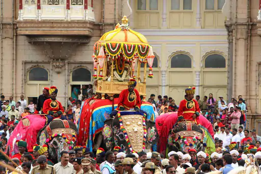 विश्वप्रसिद्ध मैसूर दशहरा में इस बार ‘जंबो सवारी’ में 61 साल का हाथी ‘अभिमन्यु’ आखिरी बार नजर आएगा। अभिमन्यु 26 साल से शाही यात्रा का हिस्सा रहा