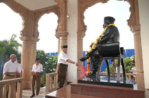 राष्ट्रीय स्वयंसेवक संघ प्रमुख मोहन भागवत नागपुर स्थित संघ मुख्यालय में विजयादशमी उत्सव में संबोधित कर रहे हैं