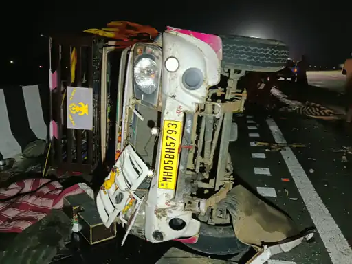 महाराष्ट्र के अमरावती जिले में समृद्धि हाईवे पर शुक्रवार को भीषण सड़क हादसा हुआ